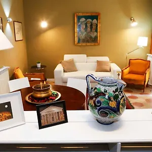 https://appartamento-con-terrazzino-al-pantheon.it-romehotels.com